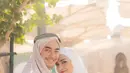 Suasana akad nikah yang khidmat ini semakin mempesona dengan pilihan busana mereka yang serasi dan elegan. [@putri_zulhas].