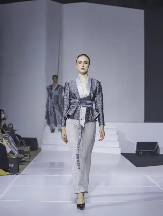 Dari set celana sampai obi modern cocok untuk kita yang ingin tampil minimalis dan elegan.  [JFT 2023]