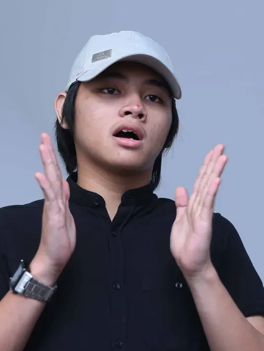 "Indonesia lah (menang) ya, 2-1. Karena Thailand jago juga, ya. Jadi 2-1 untuk Indonesia," ujar Alvaro Maldini Siregar alias Aldy CJR ditemui di kawasan Kebon Jeruk, Jakarta Barat, Selasa (13/12/2016). (Nurwahyunan/Bintang.com)