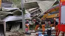 Otoritas setempat mengatakan peristiwa tersebut menewaskan seorang wanita berusia 22 tahun dan menyebabkan 38 orang hilang. Tampak dalam foto, tim pencari dan penyelamat melakukan operasi pencarian dan penyelamatan korban setelah tumpukan sampah besar runtuh di fasilitas pemilahan sampah di Binaliw, Kota Cebu, Filipina, Jumat 9 Januari 2026. (AP Photo/Jacqueline Hernandez)