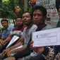 Perwakilan warga Dusun Pancer masih setia menunggu Presiden Joko Widodo untuk mengadukan nasib warga yang makin terdesak tambang emas. (Liputan6.com/ Achmad Soedarno)