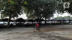 Suasana kawasan Pantai Anyer, Banten, Sabtu (5/9/2020). Pantai Anyer yang menjadi objek wisata favorit warga Jawa Barat serta Jakarta dan sekitarnya kini tampak sepi akibat pandemi COVID-19. (Liputan6.com/Johan Tallo)