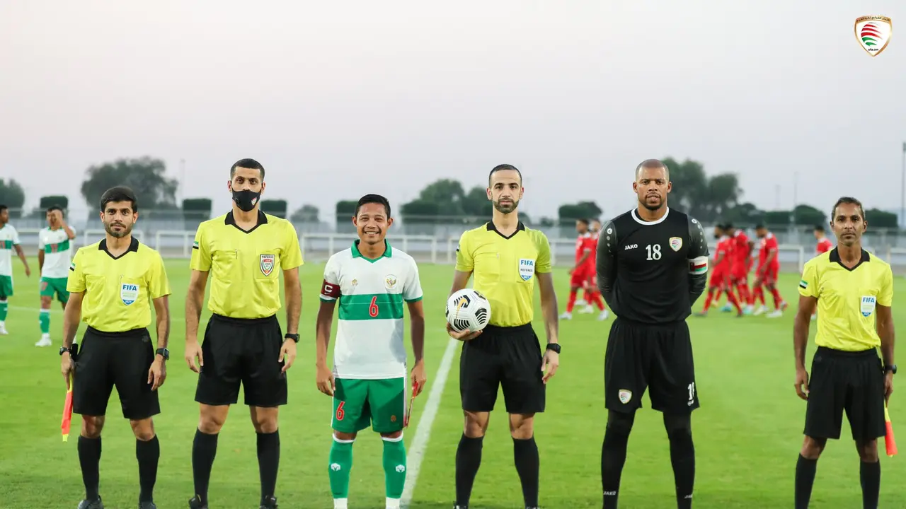 Evan Dimas (kiri) menjadi kapten Timnas Indonesia ketika melawan Oman di Dubai, Uni Emirat Arab (UEA).