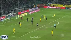 Marco Reus mencatat gol pertamanya saat memberi kemenangan 1-0 Borussia Dortmund di markas Borussia Moenchengladbach dalam lanjuta...