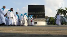Sejumlah calon jemaah melakukan Tawaf saat manasik (latihan) haji di Asrama Haji Pondok Gede, Jakarta, Senin (23/5/2022). Latihan manasik haji tersebut untuk membekali para calon jemaah haji dan umrah terkait pemahaman tata cara pelaksanaan ibadah secara mandiri ketika di tanah suci. (Liputan6.com/Herman Zakharia)
