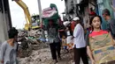 Warga saat mengevakuasi barang-barang milik mereka saat penggusuran pemukiman di pinggir Waduk Pluit, Penjaringan, Jakarta, Minggu (11/1/2015). (Liputan6.com/Faizal Fanani)