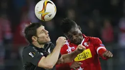 Pemain Liverpool, James Milner (kiri) berebut bola dengan pemain FC Sion, Xavier Kouassi pada lanjutan UEFA Europa League grup B di Stadion  Tourbillon, Sion, Switzerland, Jumat (11/12/2015) dini hari WIB. (Reuters / Lee Smith)