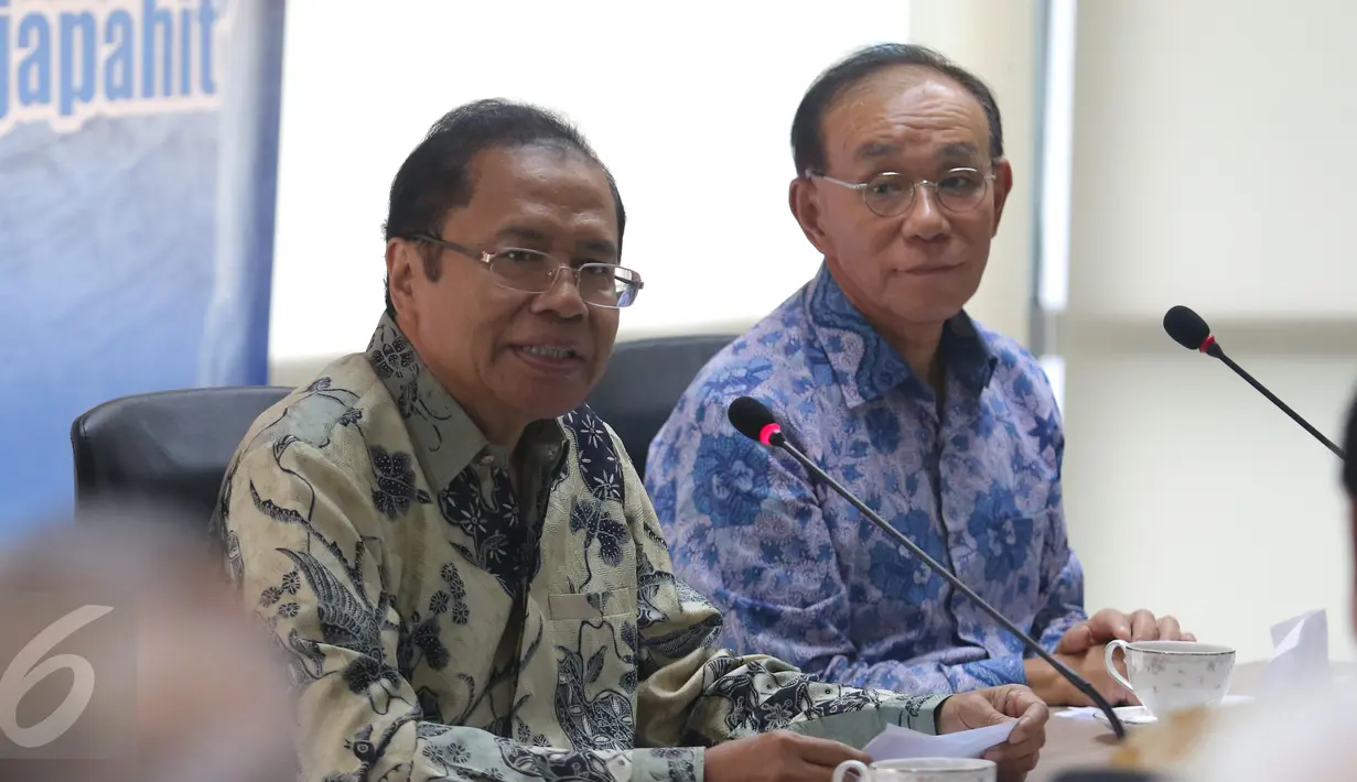 Menko Maritim dan Sumber Daya, Rizal Ramli dan kedubes Jepang untuk Indonesia Yasuaki Tanizaki memberi keterangan pers, Jakarta, (2/5). Peluncuran tersebut sebagai bentuk pelestarian nilai sejarah dan budaya pada masa lampau. (Liputan6.com/Angga Yuniar)