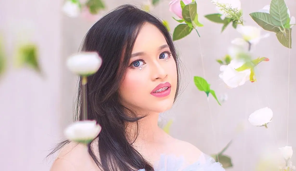 Makin cantik, penyanyi dengan nama lengkap Shakiena Azalea Putrina Pasha ini disebut mirip sang bunda. Dulu lucu dan menggemaskan, Shakiena kini tumbuh jadi wanita cantik dan percaya diri. Dikenal sejak kecil karena merupakan anak dari musisi ternama, banyak yang tak percaya kini Shakiena sudah dewasa. Gaun elegan yang dikenakannya membuat Shakiena tampil beda. (Liputan6.com/IG/@okieagustina_)
