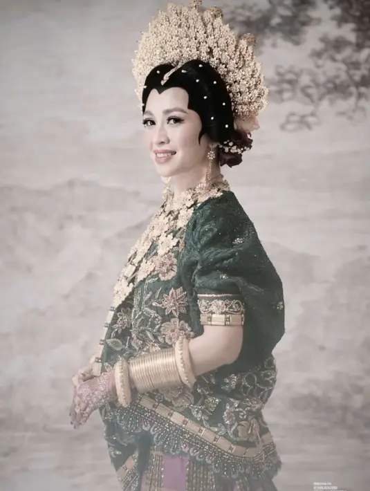 Sementara istrinya, mengenakan baju kurung khas perempuan Bugis dengan bordiran dan payet emas dari Fadlan. Dipadukan bawahan sarung yang senada dengan suaminya. [@indraleonardi]