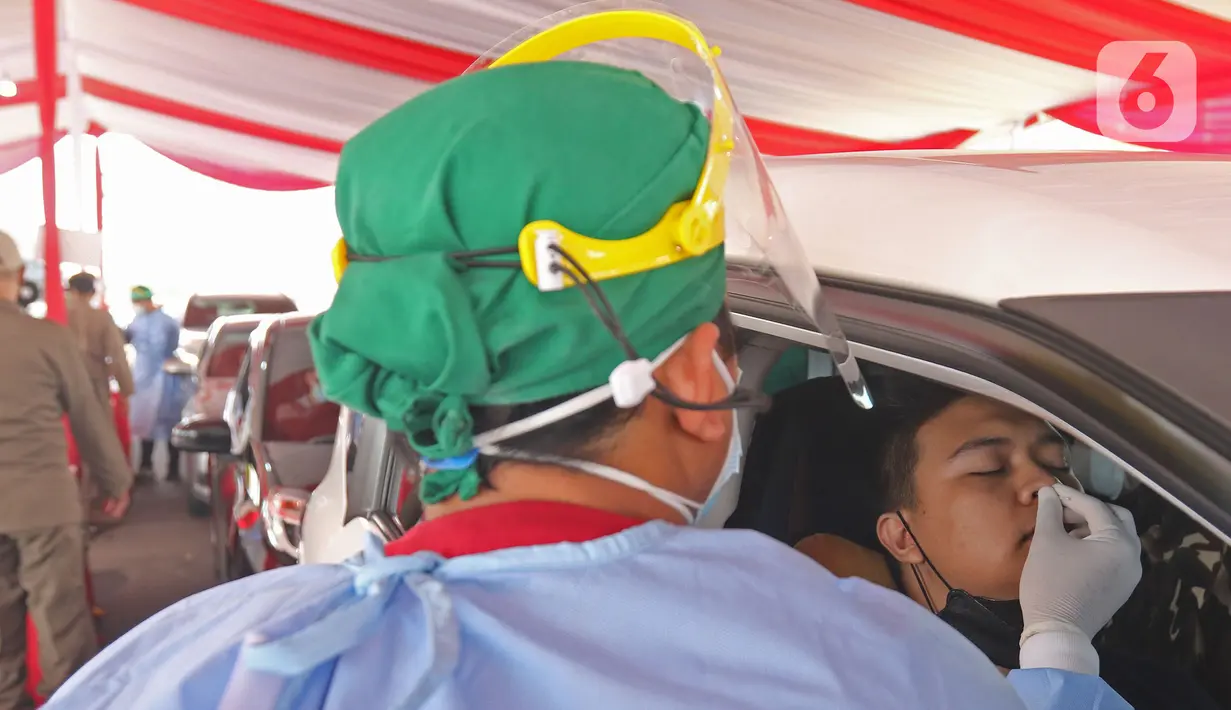 Pengendara mobil menjalani pemeriksaan rapid tes antigen di Km 34 B Tol Jakarta - Cikampek (Japek), Cikarang, Sabtu (22/5/2021). Polda Metro Jaya memprediksi puncak arus balik mudik Lebaran ke DKI Jakarta akan terjadi pada akhir pekan ini, 21-23 Mei 2021. (Liputan6.com/Herman Zakharia)