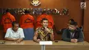 Kasubdit II Dirtippidsiber Bareskrim PolriKombes Pol Rickynaldo Chairul (tengah) saat rilis kasus penipuan melalui email di Jakarta, Jumat (16/11). Tiga tersangka yakni Dina Febriyanti, Puput Bambang, dan Ndubuike Gilber Ukpogu. (Liputan6.com/AnggaYuniar)