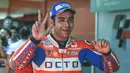 Pebalap OCTO Pramac Racing, Danilo Petrucci merayakan posisi ketiga yang diraihnya pada sesi kualifikasi MotoGP Catalunya di Circuit de Catalunya, Montmelo, (10/6/2017). (AFP/Josep Lago)