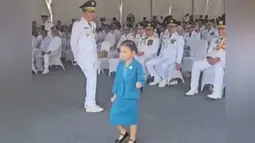 Dalam momen bersejarah ini, Dedi ditemani putri bungsunya, Hyang Sukma Ayu, yang mencuri perhatian saat berdiri di antara kepala daerah. Gadis kecil itu tampak antusias mengikuti prosesi, menirukan gerakan baris-berbaris dengan ceria. (Liputan6.com/IG/@dedimulyadi71)