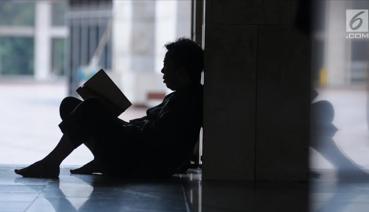 Umat muslim membaca pada hari ke-28 bulan suci Ramadan di pelataran Masjid Istiqlal, Jakarta, Selasa (12/6). Sejumlah umat muslim meningkatkan ibadah mereka dengan itikaf di Masjid Istiqlal jelang berakhirnya Ramadan. (Liputan6.com/Helmi Fithriansyah)