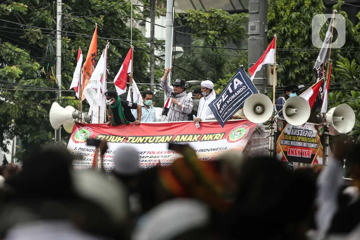 Massa Aksi Tolak Omnibus Law UU Cipta Kerja Penuhi Patung Kuda