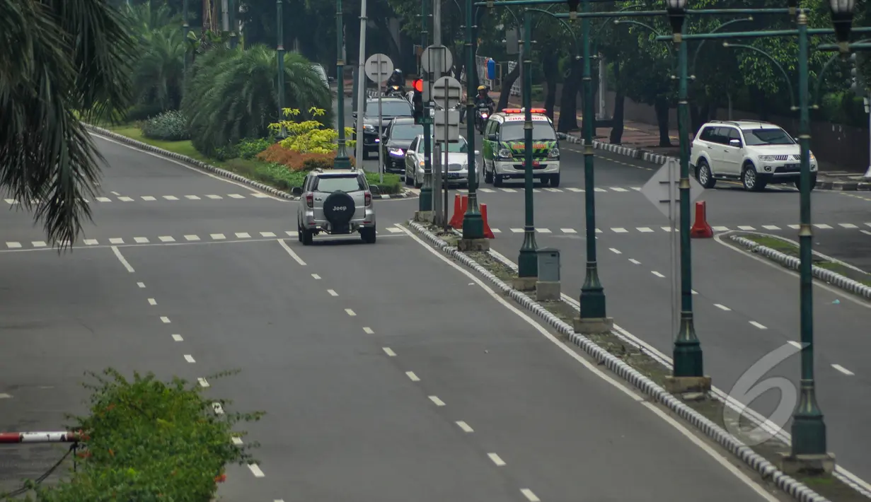 Penampakan jalan di kawasan Sudirman yang anti macet, Jakarta, Jumat (3/4/2015).  Kondisi jalanan lengang disebabkan libur panjang yang bertepatan libur paskah dan banyaknya masyarakat Jakarta yang berlibur ke luar kota. (Liputan6.com/Faizal Fanani)
