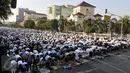 Pemerintah melalui Kementerian Agama menetapkan Hari Raya Idul Fitri 1436 H jatuh pada Jumat 17 Juli 2015. Tampak, ribuan umat muslim saat melaksanakan salat Id di ruas Jalan Jatinegara Barat, Jakarta, Jumat (17/7/2015). (Liputan6.com/Johan Tallo)