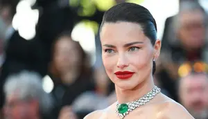 Supermodel Adriana Lima muncul di karpet merah Festival Film Cannes 2026.(dok. Olivier CHASSIGNOLE / AFP)