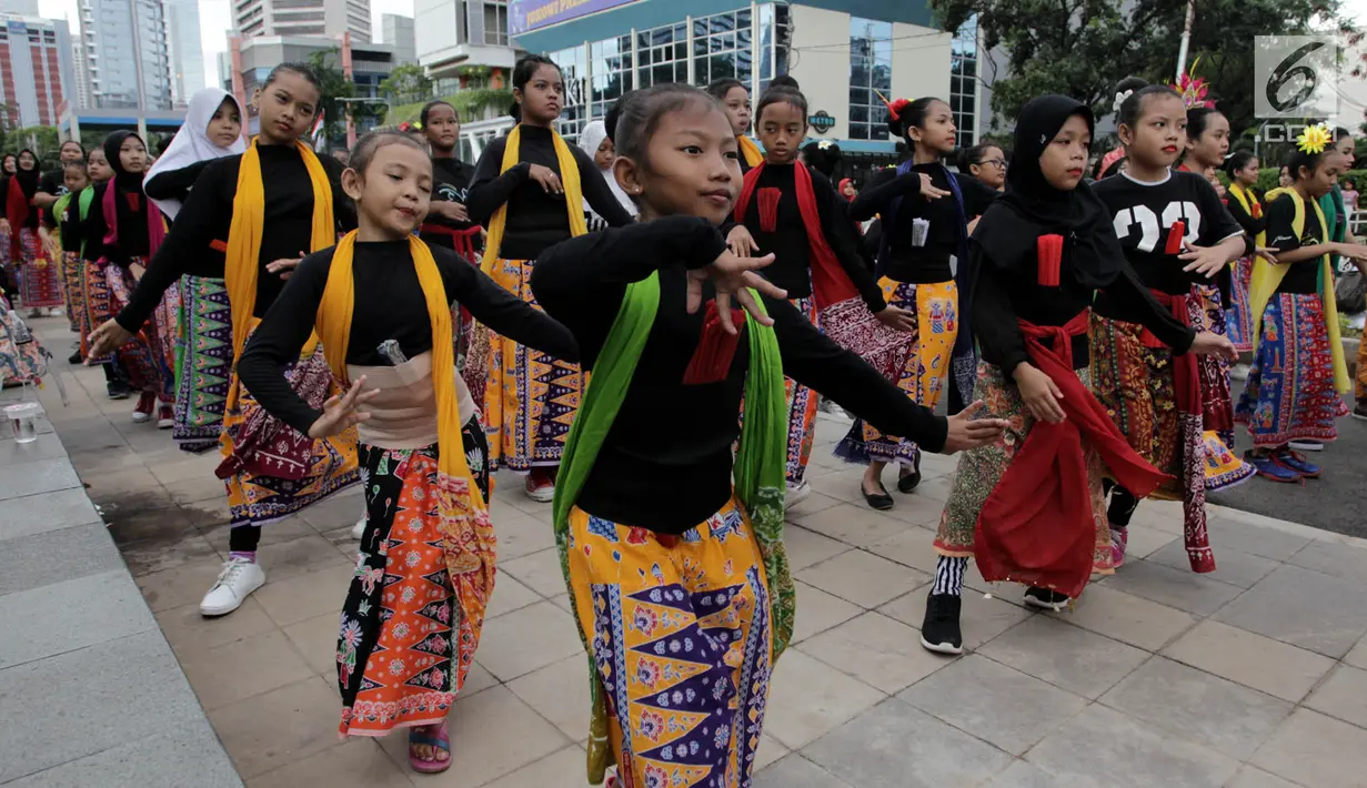 Peserta saat mengikuti flashmob tari tradisional selama acara MRT Menari di taman MRT Dukuh Atas, Jakarta, Minggu (23/12). Acara tersebut digelar oleh MRT Jakarta bekerjasama Yayasan Belantara Budaya Indonesia. (Merdeka.com/Iqbal S Nugroho)