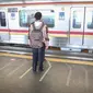 Penumpang berdiri di garis antrean penumpang di Stasiun Juanda, Jakarta, Kamis (10/8). PT KAI Commuter Jabodetabek melakukan uji coba garis antrean penumpang tersebut guna untuk keselamatan bagi para penumpang. (Liputan6.com/Faizal Fanani)