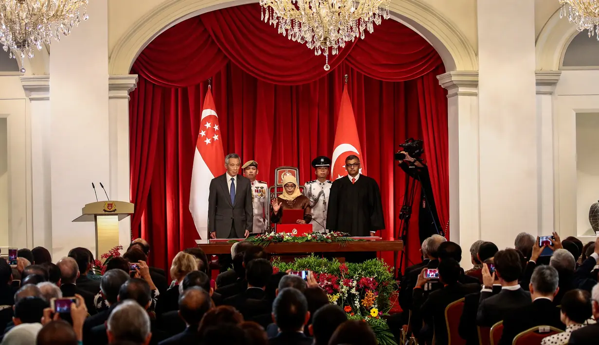 Suasana upacara peresmian Presiden Singapura, Halimah Yacob di Istana Kepresidenan Singapura, (14/9). Halimah Yakob menorehkan sejarah dengan menjadi perempuan muslimah pertama yang menjadi Presiden Singapura. (Wallace Woon/Pool Photo via AP)