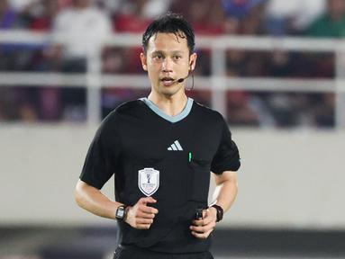 Wasit Koji Takasaki bertugas memimpin laga Timnas Indonesia vs Filipina dalam laga terakhir Grup B yang digelar di Stadion Manahan, Solo, Sabtu (21/12/2024). Peluang kedua tim masih bisa lolos ke semifinal Piala AFF 2024 membuat laga berjalan sangat seru. (Bola.com/Abdul Aziz)