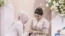 Di momen lamaran itu, Kiki Amalia tampil cantik mengenakan baju Bodo khas Bugis-Makassar. Sementara calon suami tampil rapi berkemeja batik senada dengan sepatu coklat. Foto: Instagram/kikiamaliaworld.