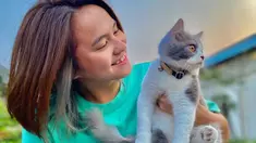 Melati Daeva Oktavianti, menjadi salah satu atlet bulu tangkis yang penampilannya di lapangan sangat dinantikan. Di luar lapangan Melati juga mencuri perhatian, terlebih saat bersama kucing peliharaan. Kucing peliharaanya bernama Bebendud. (Liputan6.com/IG/@melatidaeva)