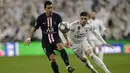 Gelandang PSG, Angel Di Maria mengontrol bola dari kawalan gelandang Real Madrid, Federico Valverde pada pertandingan Grup A Liga Champions di stadion Santiago Bernabeu, Spanyol (26/11/2019). Real Madrid bermain imbang 2-2 atas PSG. (AP Photo/Bernat Armangue)