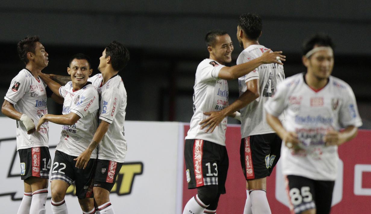 Para pemain Bali United merayakan gol yang dicetak oleh Fadil Sausu ke gawang Semen Padang pada laga Piala Presiden 2019 di Stadion Patriot, Jawa Barat, Senin (11/3). Bali United menang 2-1 atas Semen Padang. (Bola.com/M Iqbal Ichsan)