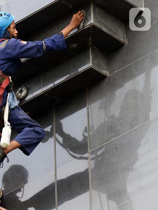 Aktivitas pekerja ketinggian di salah satu bagian gedung Pengadilan Negeri Jakarta Pusat, Rabu (18/11/2020). Kemenaker terus melakukan berbagai upaya menekan angka kecelakaan kerja, diantaranya peningkatan regulasi dan budaya Kesehatan dan Keselamatan Kerja (K3). (Liputan6.com/Helmi Fithriansyah)
