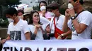 Dua spanduk bertuliskan 'Geisha Melawan Asap' dan 'Tindak Tegas Pembakar Hutan' pun terbentang sebagai bentuk protes mereka terhadap masalah ini. (Deki Prayoga/Bintang.com)