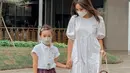 <p>Gisel pun kerap kali membagikan potret dirinya mengantar atau menjemput anak semata wayangnya, Gempita. Kali ini Gisel tampil mengenakan dress putih lengan puff, dipadukan flat shoes warna silver. @gisel_la</p>