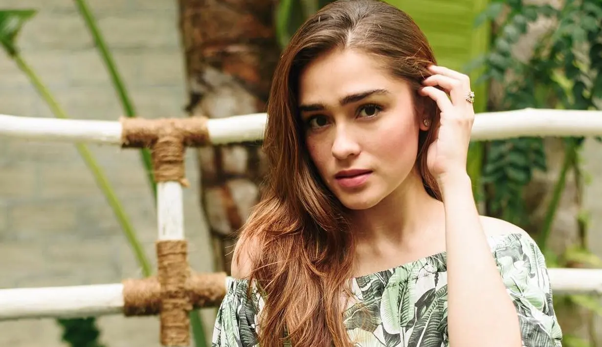 Siapa tak kenal Yasmine Wildblood? Aktris cantik yang kini sudah memiliki satu orang anak ini tetap terlihat menarik dan tidak membosankan. Apalagi ia pandai memadu padankan busana yang dikenakannya. (Instagram/yaswildblood)