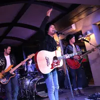 Tidak hanya menjual lagu lewat digital, D'MASIV juga menjual dalam bentuk fisik dalam kemasan CD. Sebagai bentuk eksistensi dalam industri musik dan terus berkarya. (Galih W. Satria/Bintang.com)