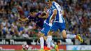 Pemain Real Madrid, James Rodriguez (kiri), berebut bola dengan pemain Espanyol, Gerard Moreno, pada laga La Liga 2016-2017 di Estadio Cornella-El Prat, Senin (19/9/2016) dini hari WIB. (AFP/Pau Barrena)