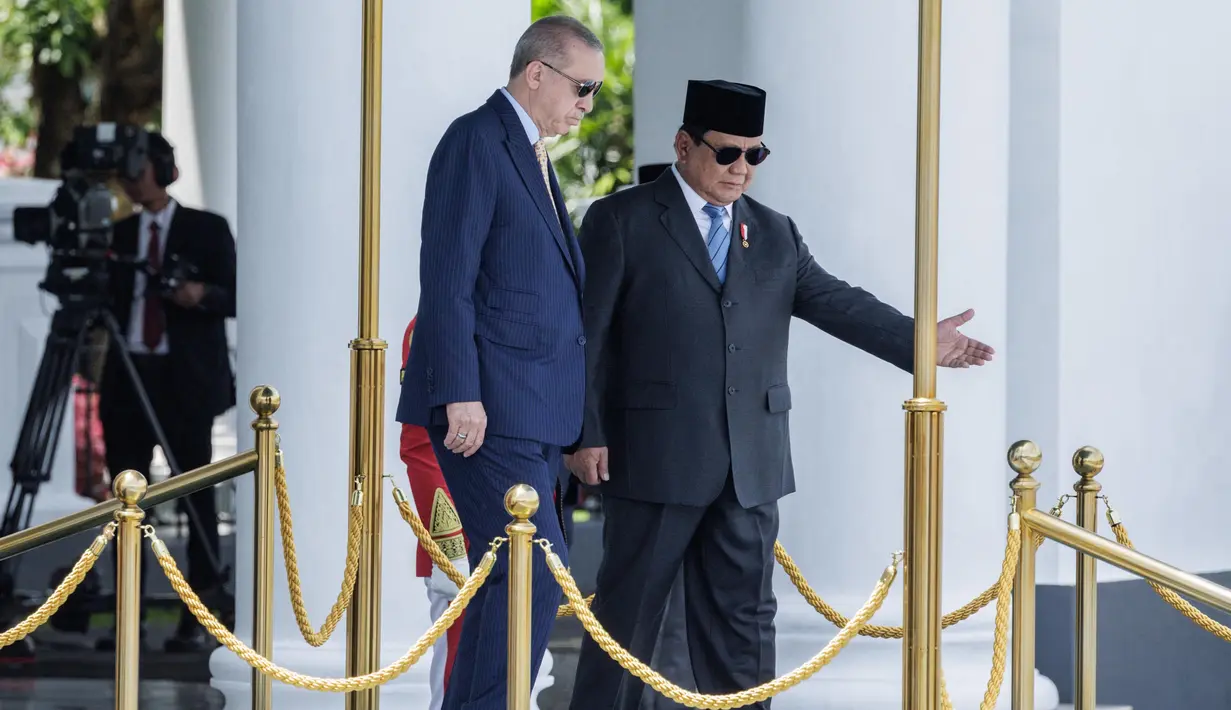 Keduanya pemimpin negara tersebut melakukan pertemuan bilateral di Istana Kepresidenan Bogor. (YASUYOSHI CHIBA/AFP)