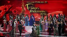 Agnes Aditya Rahajeng (tengah) asal Banten usai menerima mahkota Puteri Indonesia saat Grand Final Pemilihan Puteri Indonesia 2026 di Jakarta Internasional Convention Center, Jakarta, Jumat (24/4/2026). Agnes Aditya Rahajeng asal Banten resmi dinobatkan sebagai Puteri Indonesia 2026. (Kapanlagi.com/Budy Santoso)