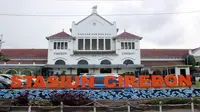 Daops 3 Cirebon membatalkan seluruh perjalan kereta api dan siap menerima refund tiket dari penumpang yang gagal berangkat. Foto (Liputan6.com / Panji Prayitno)