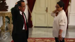 Mensesneg Pratikno dan Menlu RI Retno Marsudi berbincang saat menunggu kedatangan Menlu Australia Julie Bishop di Istana Merdeka, Jakarta, Rabu (26/10). Menlu Australia akan melakukan pertemuan tertutup dengan Presiden Jokowi. (Liputan6.com/Faizal Fanani)