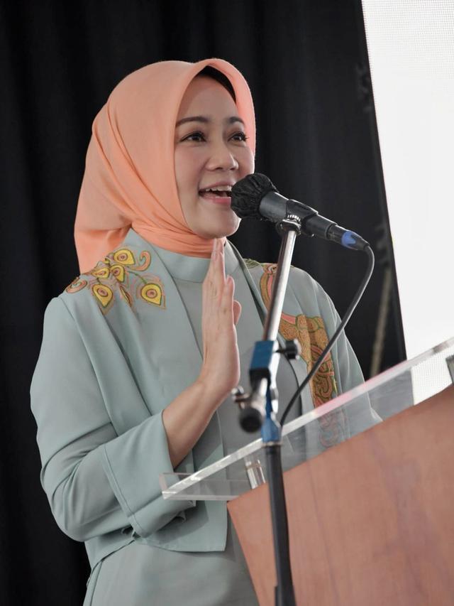 Ketua Dekranasda Jawa Barat Atalia Praratya Kamil, memberikan sambutan di sela-sela meresmikan Rumah Belajar Batik Tasikmalaya, Sabtu (20/8/2022). (Liputan6.com/Jayadi Supriadin)