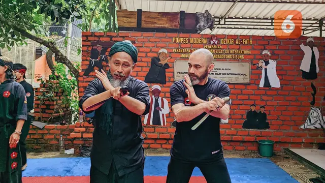 Pendekar Italian Max Morandini saat mencoba aliran sikat Maung Bodas dengan jurus Golok Kala Petok (Liputan6.com/Fira Syahrin).