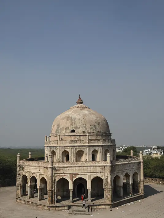 Orang-orang mengunjungi Makam Adham Khan abad ke-16, juga dikenal sebagai (Bhool Bhulaiya), di New Delhi (16/2/2022). Makam Adham Khan adalah makam Adham Khan abad ke-16, seorang jenderal Kaisar Mughal Akbar. (AFP/Sajjad Hussain)
