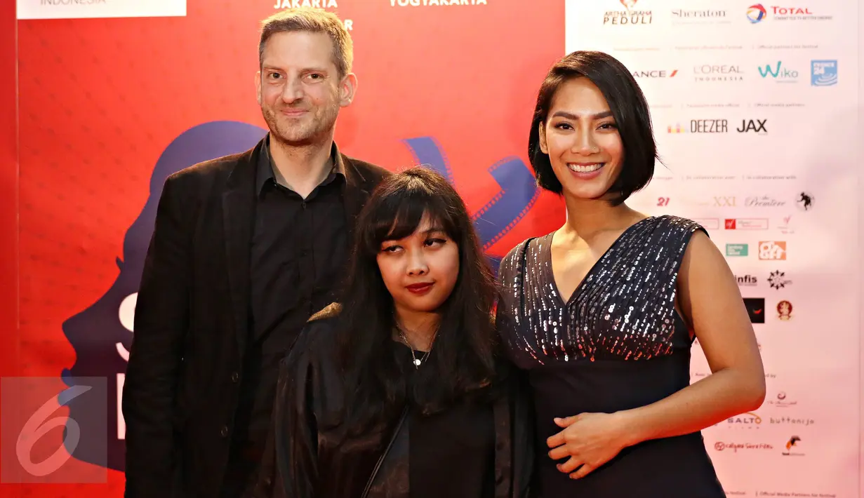 Sutradara Prancis Bastian Meiressonne, penulis sekaligus aktris Rain Chudori dan aktris Tara Basro (ki-ka) berfoto dalam acara pembukaan dan pemutaran film Festival Sinema Perancis 2015 di Plaza Indonesia, Jakarta, (3/12). (Liputan6.com/Immanuel Antonius)