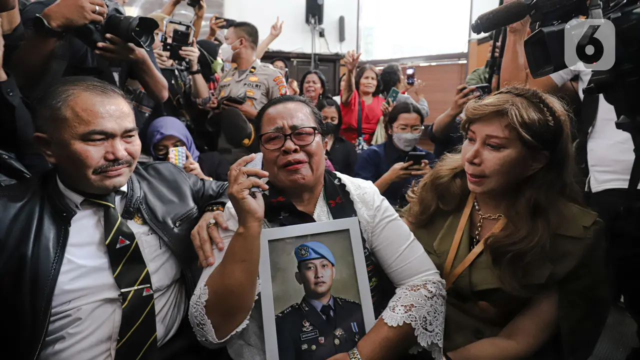 Vonis Mati Ferdy Sambo Disambut Isak Tangis dan Teriak Keluarga Brigadir J