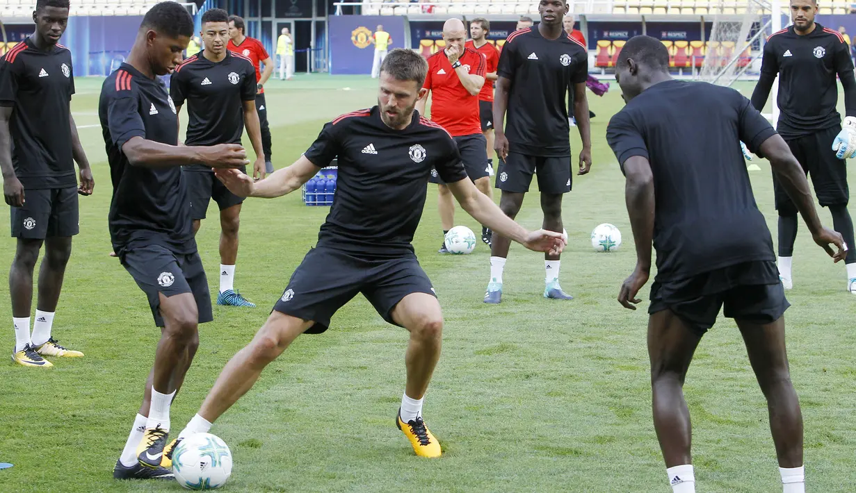 Gelandang Manchester United, Michael Carrick, berusaha merebut bola saat mengikuti sesi latihan jelang laga Piala Super Eropa di Stadion Philip II, Skpje, Senin (7/8/2017). Manchester United akan bertanding melawan Real Madrid. (AP/Boris Grdanoski)