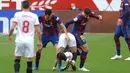 Sevilla dan Barcelona melakukan jual beli serangan di menit-menit awal laga. Kedua tim sama-sama gigih untuk segera buka keunggulan. (Foto: AFP/Cristina Quicler)