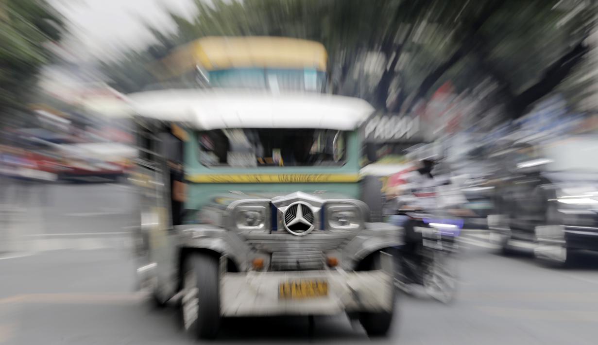 Sebuah mobil Jeepney melintas di Manila, Filipina, Jumat (22/11). Jeepney merupakan transportasi umum paling populer dan sudah menjadi ikon di Filipina. (Bola.com/M Iqbal Ichsan)