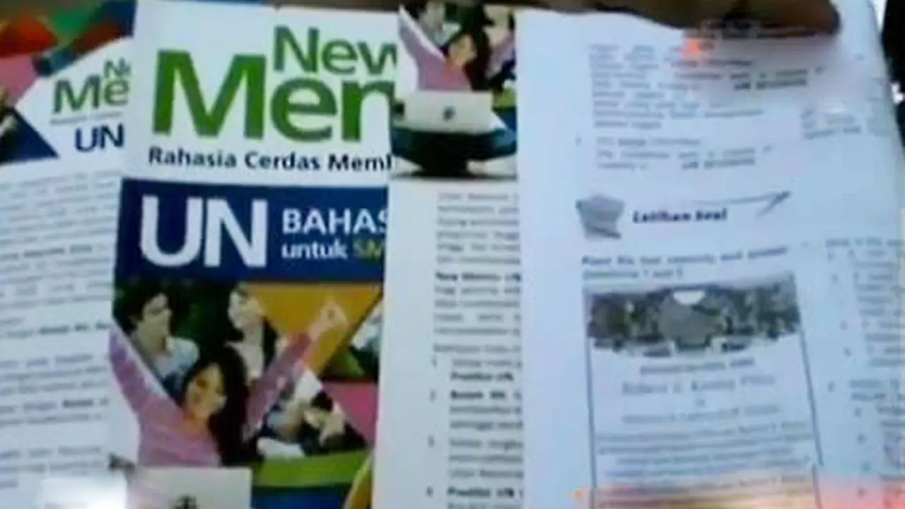 Buku bergambar palu arit